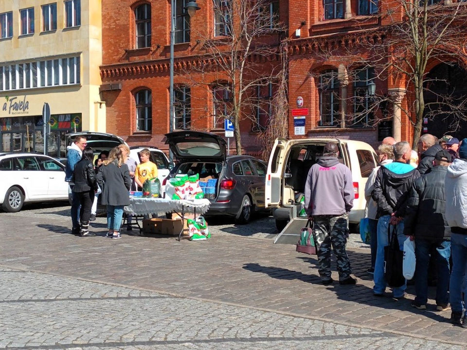 Na bydgoski Plac Wolności można było przynieść świąteczne potrawy/fot. Monika Siwak