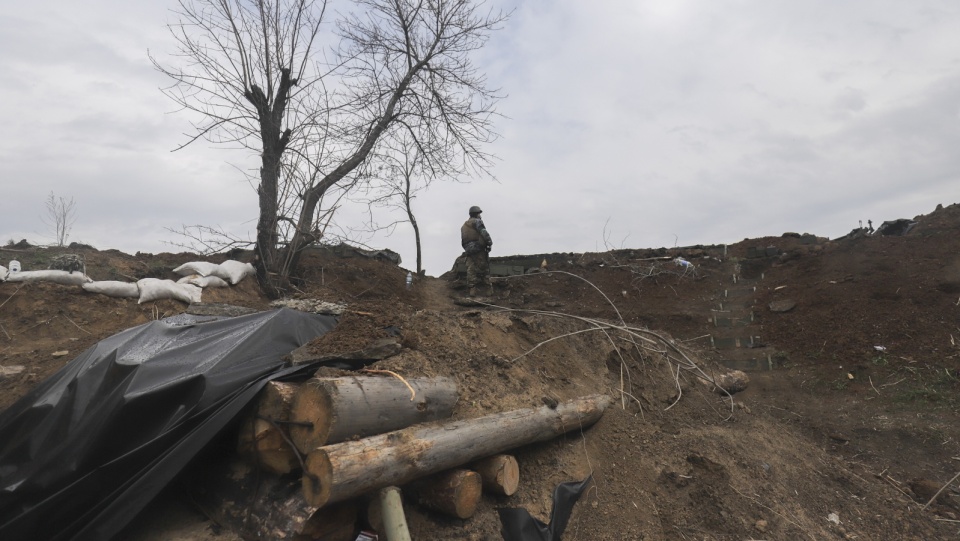 Ukraiński żołnierz w strefie między obszarami Ługańska i Doniecka. Fot. PAP/EPA