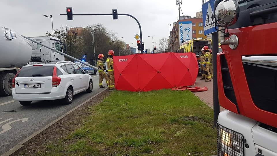 Samochód osobowy wjechał w latarnię. Mimo resuscytacji, kierowcy nie udało się uratować. Uszkodzony słup przewrócił się na przejeżdżającą tamtędy ciężarówkę./fot. Bydgoszcz 998