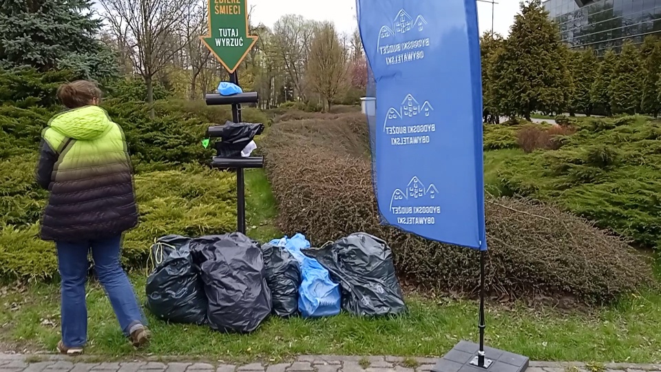 Zbierali dorośli, zbierały dzieci. Czysta Puszcza Bydgoska (jw)