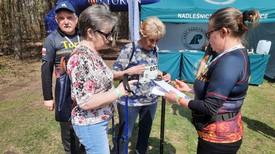 Miłośnicy nordic walking próbują pobić rekordy świata na podtoruńskiej Barbarce/fot. Monika Kaczyńska