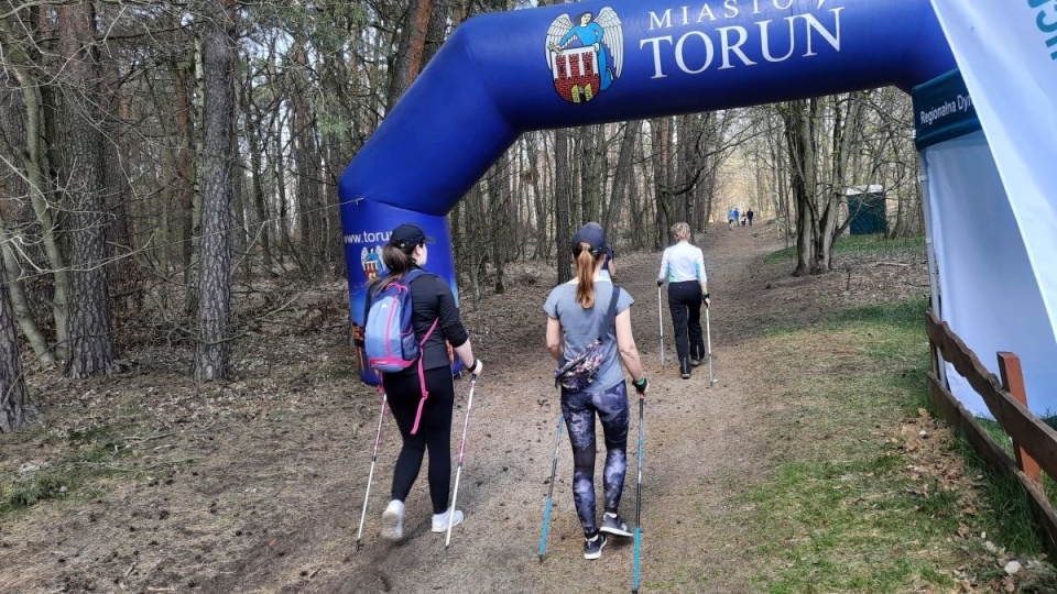 Miłośnicy nordic walking próbują pobić rekordy świata na podtoruńskiej Barbarce/fot. Monika Kaczyńska