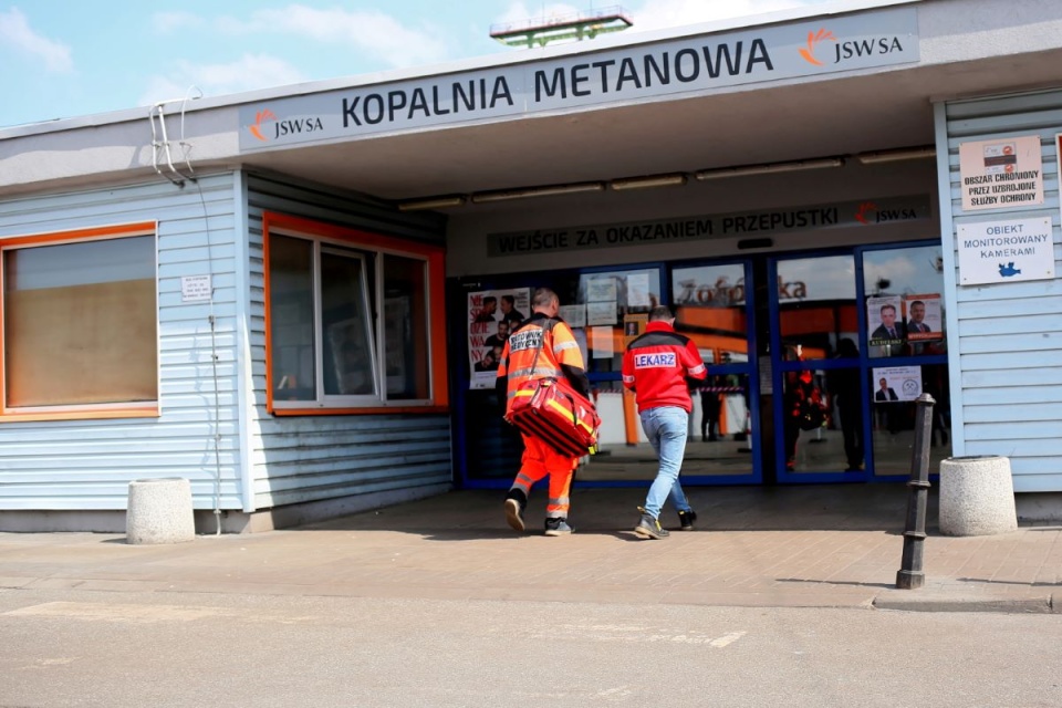 Od rana poszukiwano 10 pracowników/fot. Zbigniew Meissner, PAP