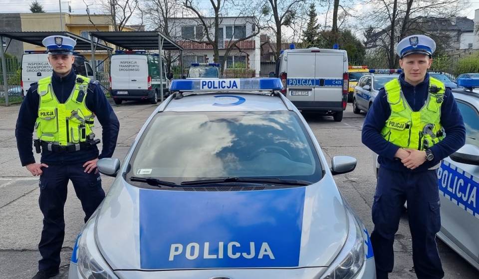 Policjanci natychmiast podjęli decyzję o pilotażu auta do szpitala/fot. materiały policji