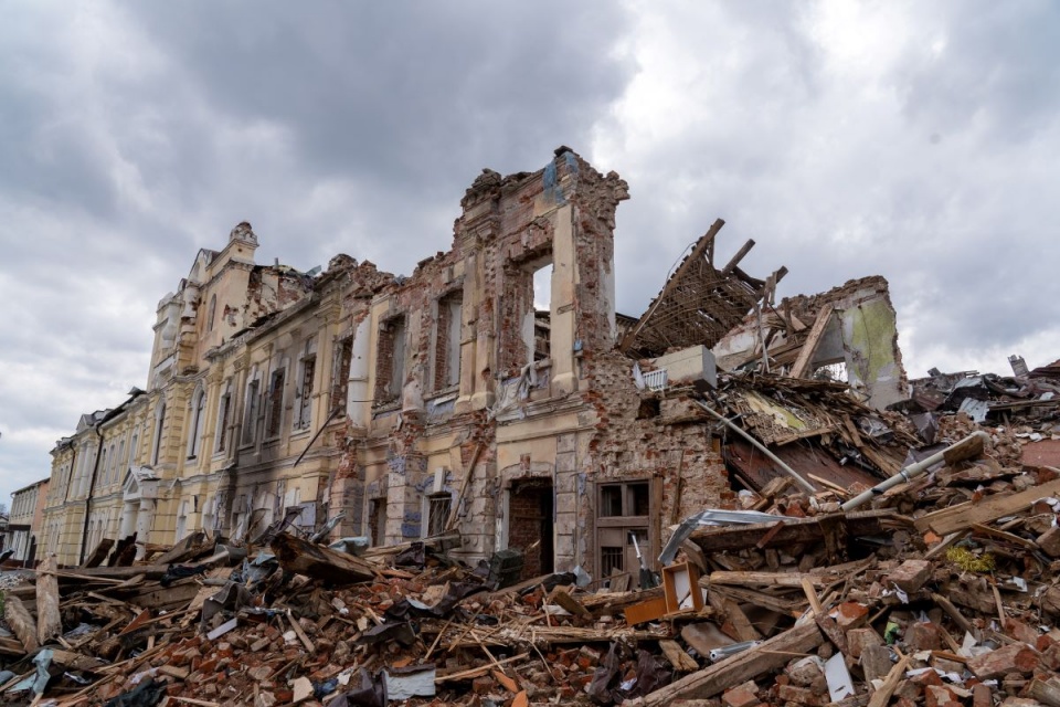 Zniszczony budynek mieszkalny po rosyjskim ataku w Charkowie/fot. Mykola Kalyeniak, PAP