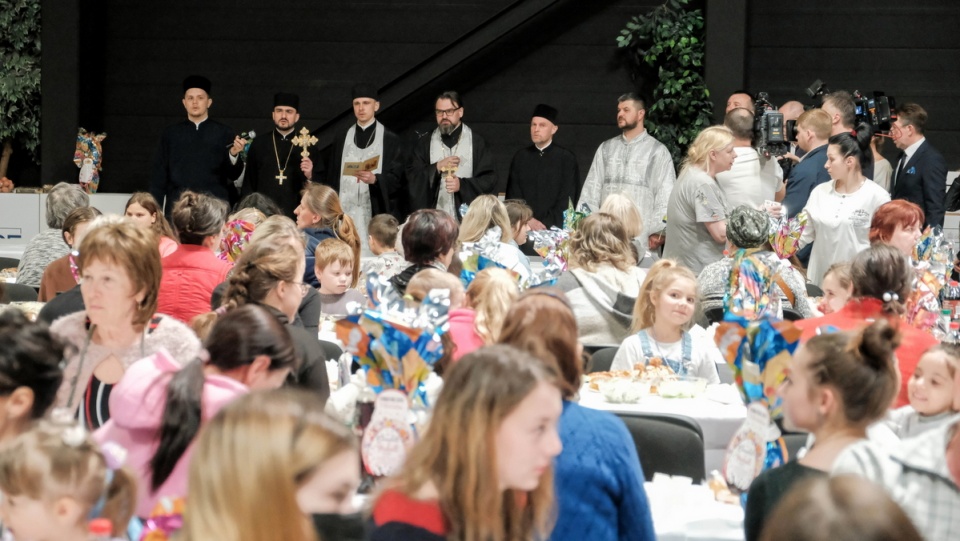 Śniadanie wielkanocne dla uchodźców z Ukrainy przebywających w Centrum Pomocy Humanitarnej PTAK w podwarszawskim Nadarzynie/fot. Mateusz Marek, PAP