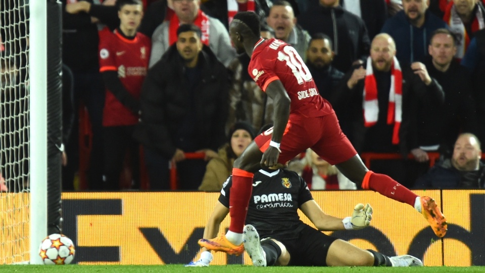 Sadio Mane strzelający drugiego gola dla Liverpoolu. Fot.: Peter Powell/PAP