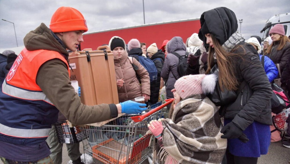 Maltańska Służba Medyczna rozdaje jedzenie uchodźcom przed przejściem granicznym Krakowiec-Korczowa. / fot. PAP/Vitaliy Hrabar