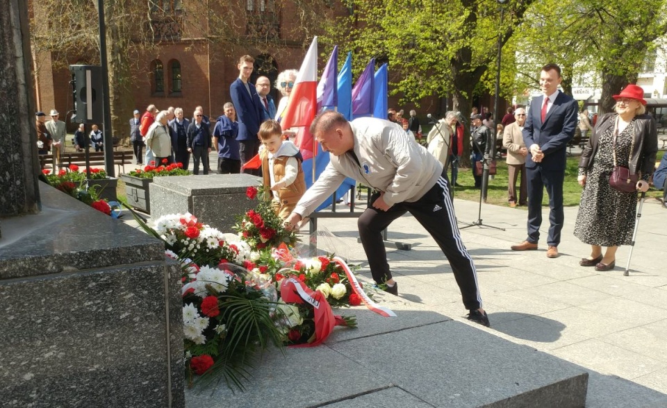 Na Placu Wolności w Bydgoszczy środowiska lewicowe zorganizowały obchody Święta Pracy i 18 rocznicy wstąpienia Polski do Unii Europejskiej/fot Tatiana Adonis