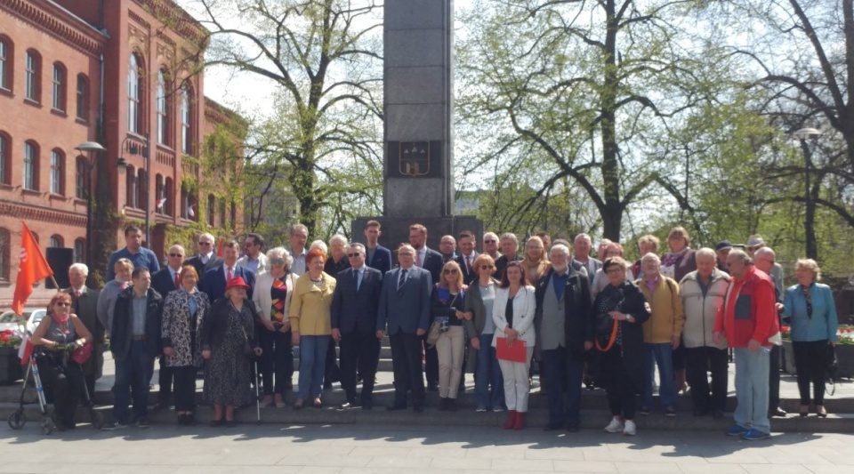 Na Placu Wolności w Bydgoszczy środowiska lewicowe zorganizowały obchody Święta Pracy i 18 rocznicy wstąpienia Polski do Unii Europejskiej/fot Tatiana Adonis