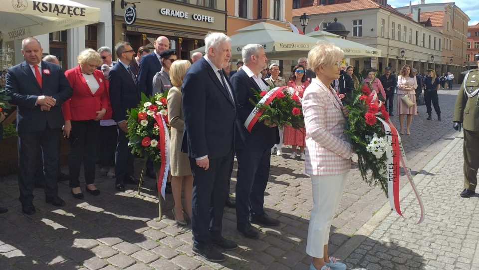 W Toruniu, jak co roku, złożeniem kwiatów, upamiętniono obywatelski protest mieszkańców przeciwko stanowi wojennemu w 1982 roku. Fot. Adriana Andrzejewska-Kuras