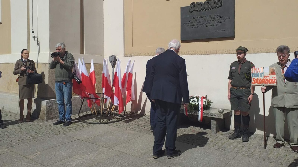 W Toruniu, jak co roku, złożeniem kwiatów, upamiętniono obywatelski protest mieszkańców przeciwko stanowi wojennemu w 1982 roku. Fot. Adriana Andrzejewska-Kuras