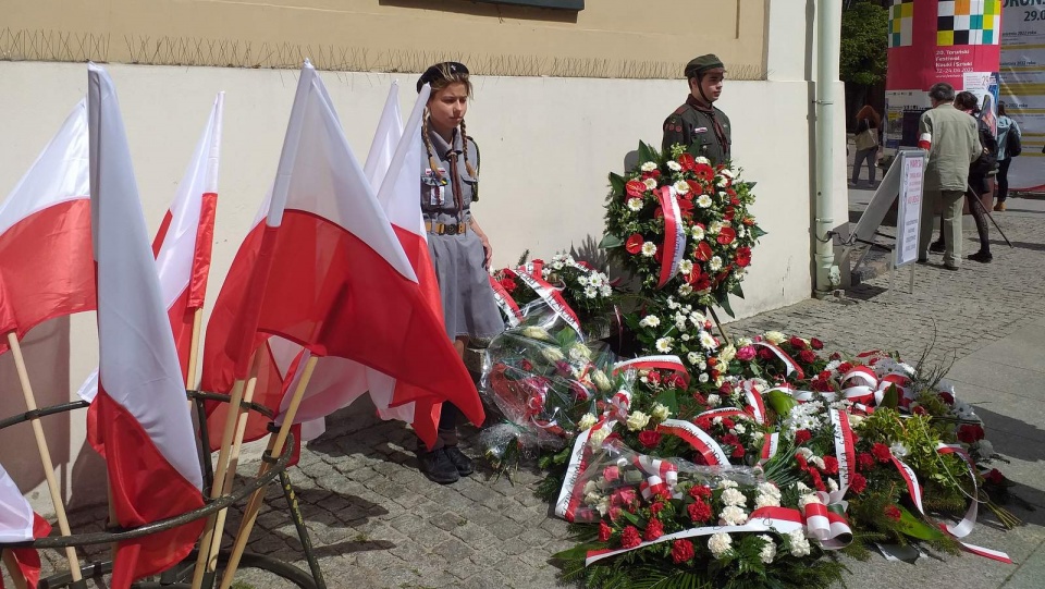 W Toruniu, jak co roku, złożeniem kwiatów, upamiętniono obywatelski protest mieszkańców przeciwko stanowi wojennemu w 1982 roku. Fot. Adriana Andrzejewska-Kuras