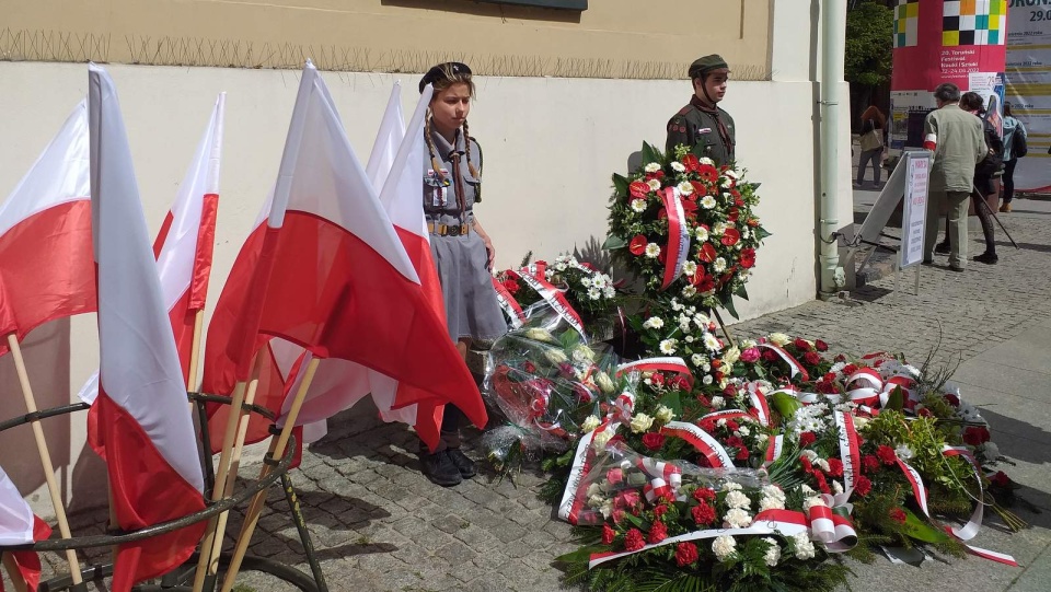 W Toruniu, jak co roku, złożeniem kwiatów, upamiętniono obywatelski protest mieszkańców przeciwko stanowi wojennemu w 1982 roku. Fot. Adriana Andrzejewska-Kuras