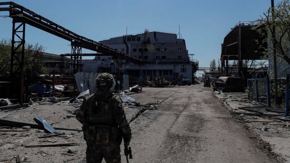 Siły rosyjskie wznowiły szturm na pozycje ukraińskie w zakładach Azowstal w Mariupolu przy wsparciu z powietrza./fot. PAP/EPA/ Sergei Ilnitsky
