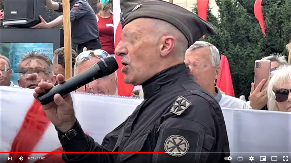 Wojciech O. w czasie wystąpienia na bydgoskim Starym Rynku w 2021 roku./fot. You Tube