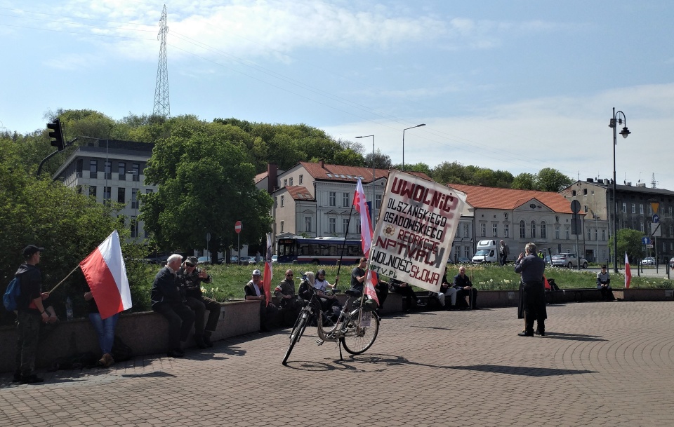 Zwolennicy Wojciecha O. wspierali swojego idola pod sądem./fot. Tatiana Adonis