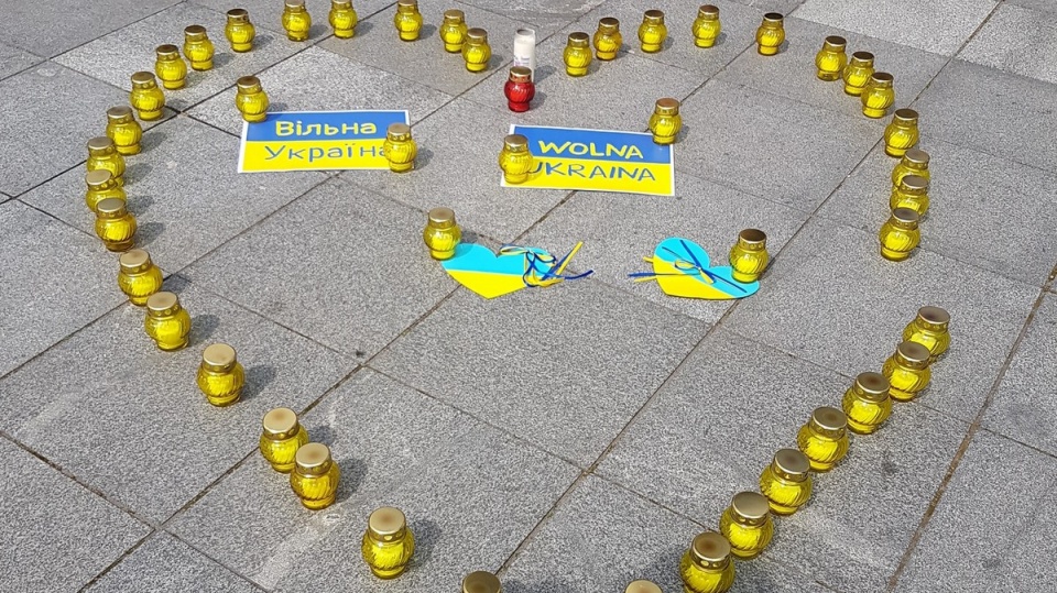 Uczestnicy marszu na Starym Rynku zapalili znicze, układając je w kształcie serca pod pomnikiem Walki i Męczeństwa/fot. Grażyna Rzęska, Facebook