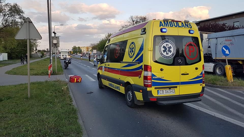 Wypadek na ul. Kamiennej w Bydgoszczy. Na wysokości ul. Grabowej doszło do potrącenia dwóch osób na przejściu dla pieszych. Fot. Bydgoszcz998