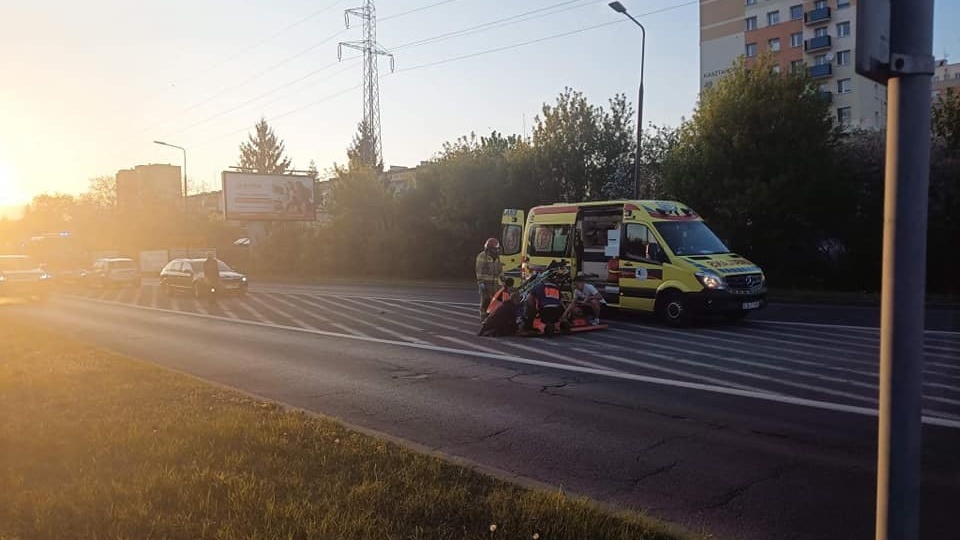 Wypadek na ul. Kamiennej w Bydgoszczy. Na wysokości ul. Grabowej doszło do potrącenia dwóch osób na przejściu dla pieszych. Fot. Bydgoszcz998