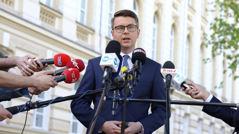 Rzecznik rządu Piotr Mueller podczas briefingu prasowego przed siedzibą Kancelarii Prezesa Rady Ministrów w Warszawie/fot. Tomasz Gzell, PAP