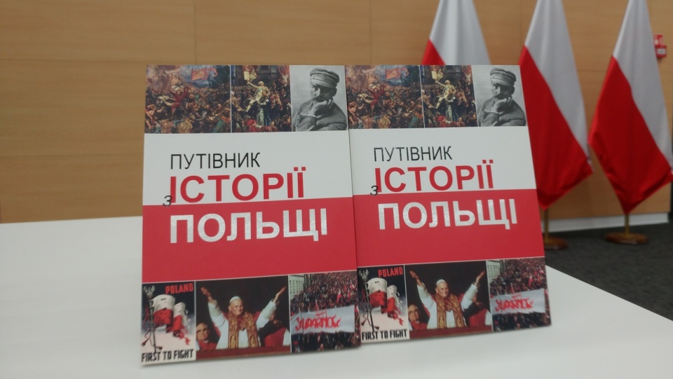 Przewodnik po historii Polski trafi teraz do kujawsko-pomorskich szkół, w których uczy się ukraińska młodzież. Fot. Tatiana Adonis