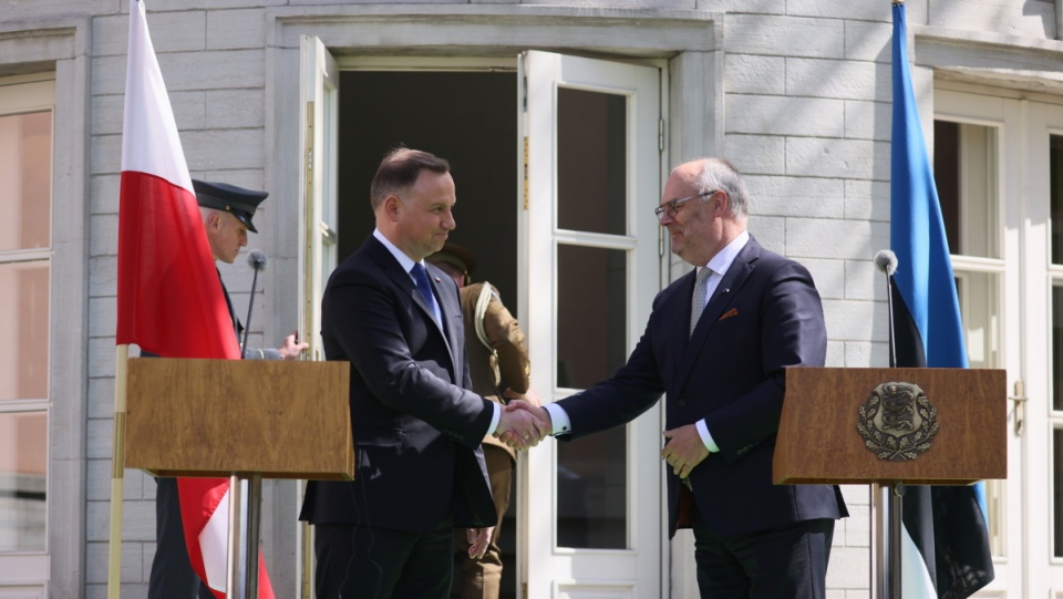 Prezydent RP Andrzej Duda oraz prezydent Estonii Alar Karis podczas konferencji prasowej przed Pałacem Kadriorg w Tallinie/fot. Leszek Szymański, PAP