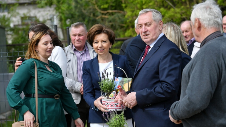 Wicepremier, minister rolnictwa i rozwoju wsi Henryk Kowalczyk i minister rodziny i polityki społecznej Marlena Maląg podczas wizyty w Klubie „Senior plus" w miejscowości Świercze/fot. Piotr Nowak, PAP