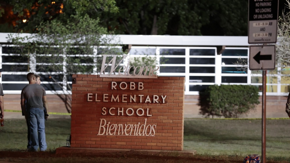 Bilans ofiar śmiertelnych wtorkowej strzelaniny w szkole podstawowej w mieście Uvalde w Teksasie w USA wzrósł do 21. Fot. PAP/EPA