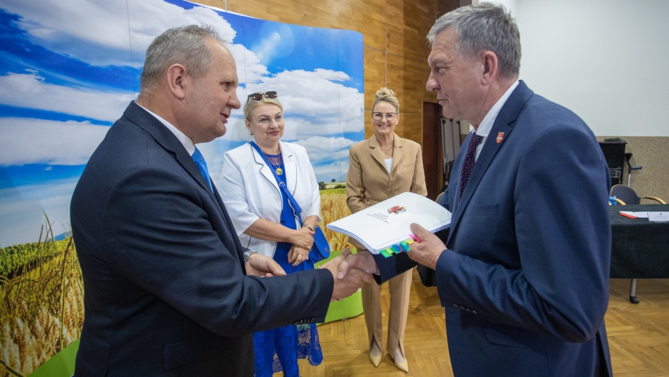 Podpisanie i wręczenie umów z zakresu „Inwestycje w obiekty pełniące funkcje kulturalne” w ramach działania PROW. Fot. Mikolaj Kuras dla UMWKP