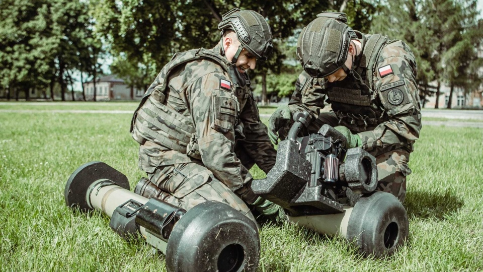 Pierwsze szkolenie operatorów przeciwpancernych pocisków kierowanych JAVELIN realizowane przez instruktorów Gwardii Narodowej Stanu Illinois we współpracy z Centrum Szkolenia Wojsk Obrony Terytorialnej dobiegło końca. Udział w zajęciach wzięło kilkudziesięciu Terytorialsów, a samo szkolenie realizowane było na terenie Podlaskiej i Lubelskiej Brygady OT. Fot. Nadesłana