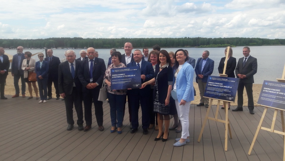 Samorządowcy spotkali się na plaży w Pieczyskach/fot. Robert Erdmann