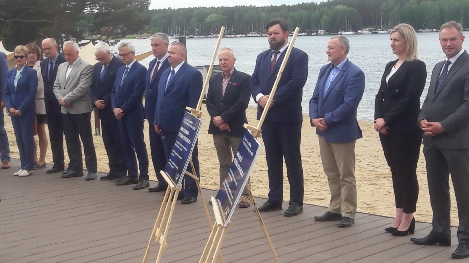 Samorządowcy spotkali się na plaży w Pieczyskach/fot. Robert Erdmann