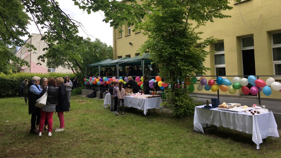 Z okazji jubileuszu hostelu i Dnia Dziecka przy Dunikowskiego zorganizowano zabawę na świeżym powietrzu. Fot. Elżbieta Rupniewska