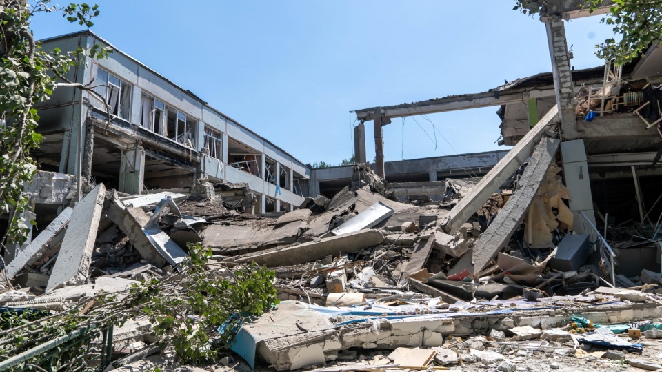 Szkoła w Charkowie zniszczona w wyniku rosyjskiego ostrzału rakietowego w nocy z 1 na 2 czerwca. Fot. PAP/Mykola Kalyeniak