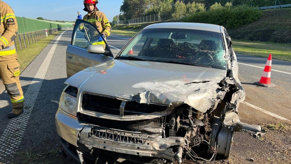 Na autostradzie w Nowych Marzach (powiat świecki) kierujący audi uderzył na autostradzie w bariery/fot. materiały policji