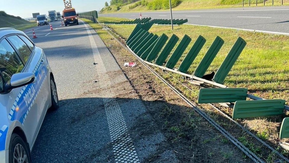 Na autostradzie w Nowych Marzach (powiat świecki) kierujący audi uderzył na autostradzie w bariery/fot. materiały policji