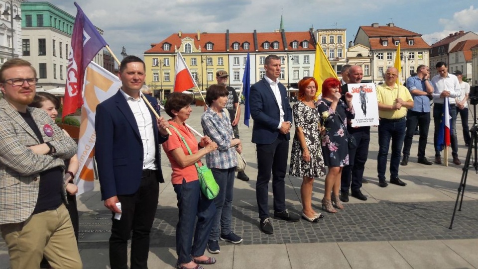 W Bydgoszczy członkowie ugrupowań opozycyjnych podpisali porozumienie dotyczące Obywatelskiej Kontroli Wyborów. Fot. Elżbieta Rupniewska