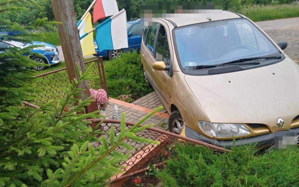 Kompletnie pijany wsiadł za kierownicę renault i wjechał w ogrodzenie przydrożnego krzyża/fot. materiały policji