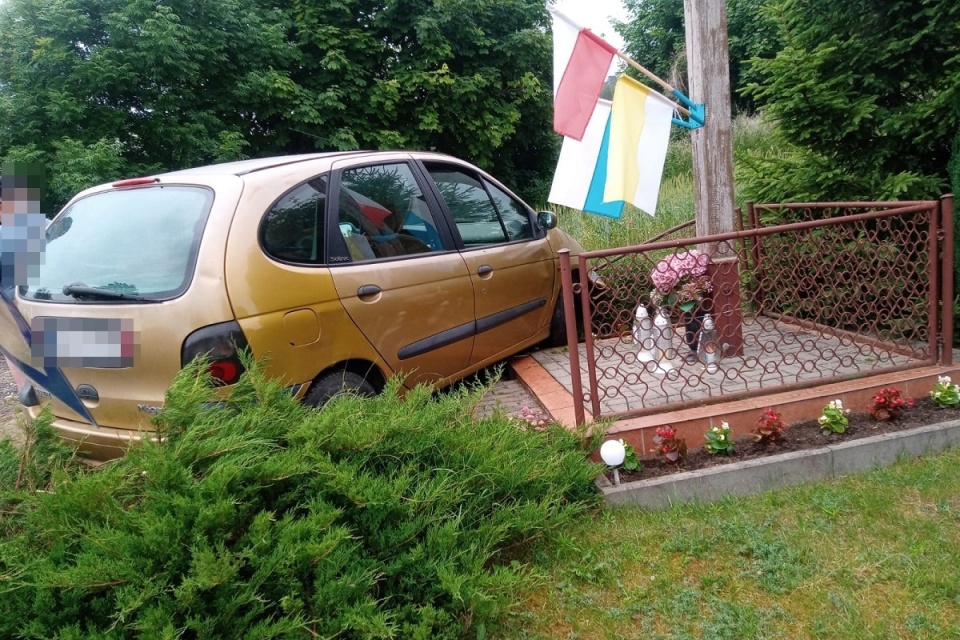 Kompletnie pijany wsiadł za kierownicę renault i wjechał w ogrodzenie przydrożnego krzyża/fot. materiały policji