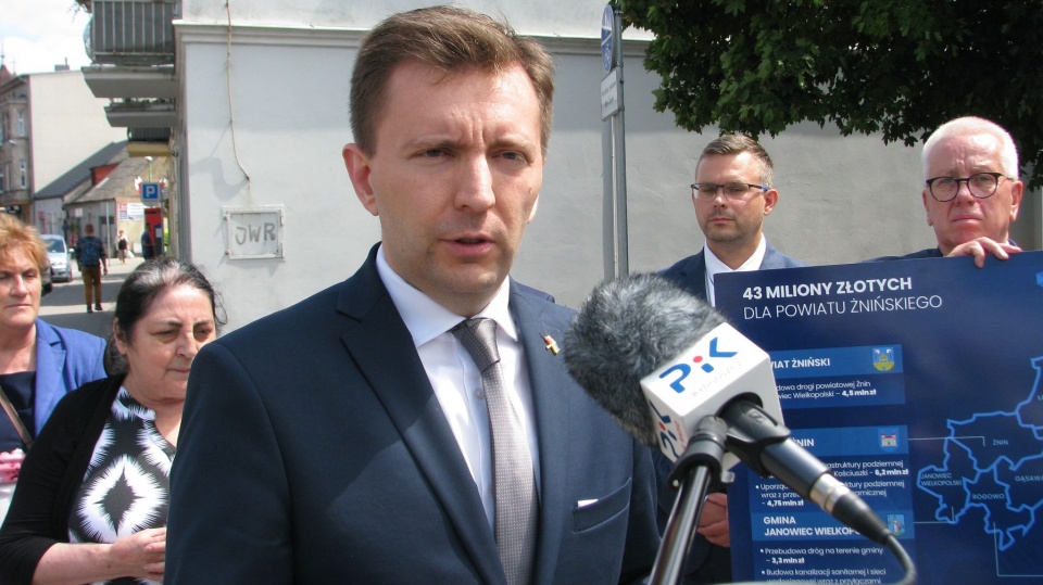 43 miliony złotych przekazał symbolicznie minister Łukasz Schreiber na inwestycje w powiecie żnińskim. Fot. Michał Jędryka