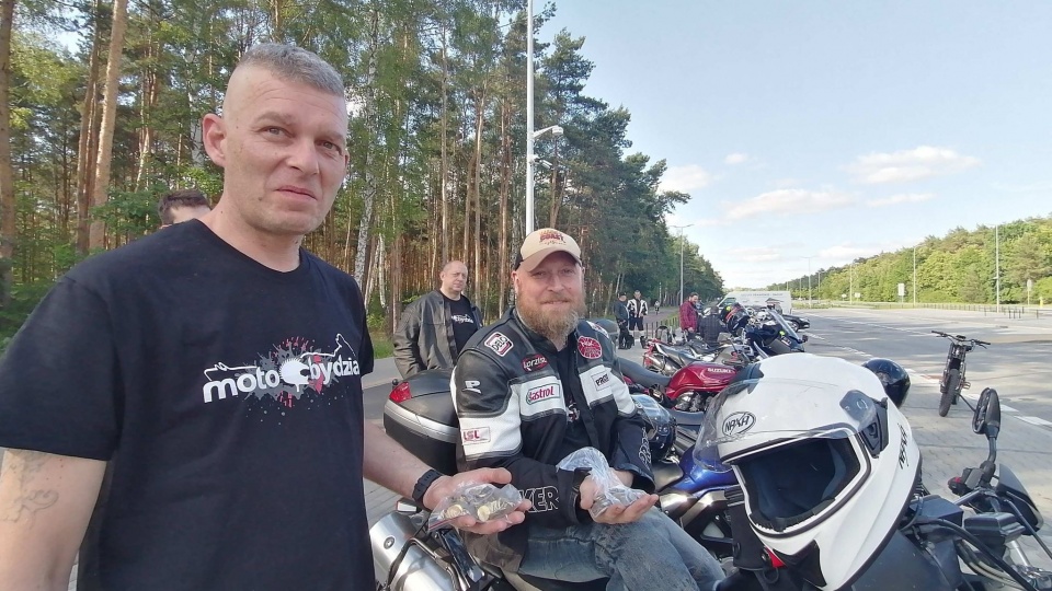„Tankowanie za ostatni grosz” wykonała w piątek grupa motocyklistów z Bydgoszczy. Fot. Monika Siwak