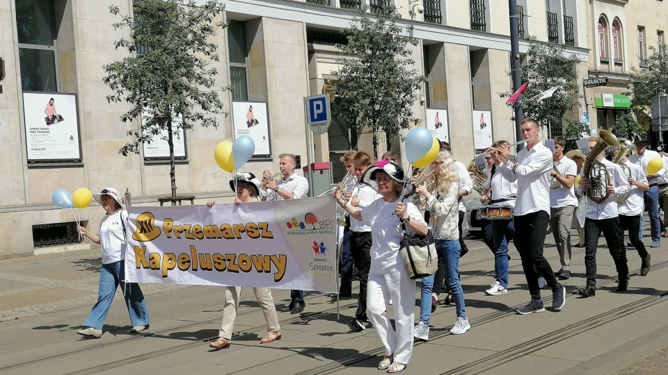 Przemarsz kapeluszowy. Fot. Monika Siwak