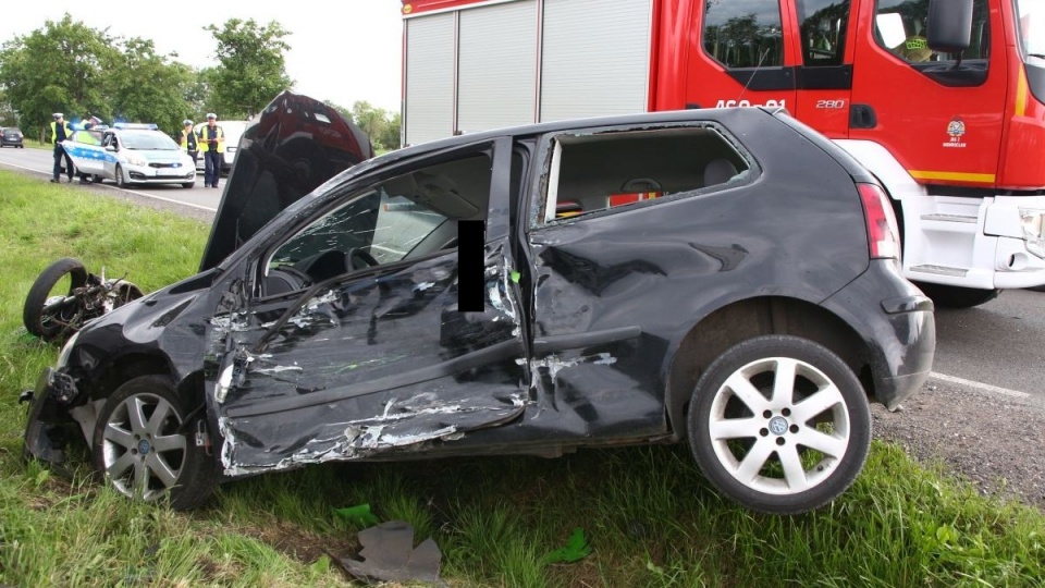 W niedzielę (12 czerwca) przy ul. Szosa Bydgoska w Inowrocławiu doszło do zderzenia pojazdu osobowego marki VW Polo i motocykla marki Kawasaki. Jadący motocyklem 24-letni mężczyzna zmarł po przewiezieniu do szpitala./fot. Policja