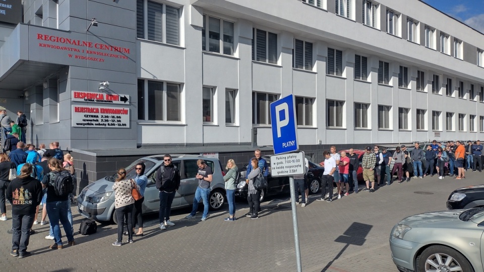 Bardzo długa kolejka ustawiła się wcześnie rano przed Regionalnym Centrum Krwiodawstwa i Krwiolecznictwa w Bydgoszczy/fot. Maciej Wilkowski