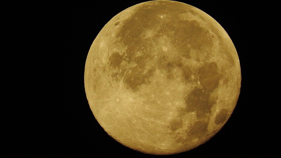 Zjawisko widoczne na niebie po zmroku określane jest jako Superksiężyc. Fot. Pixabay