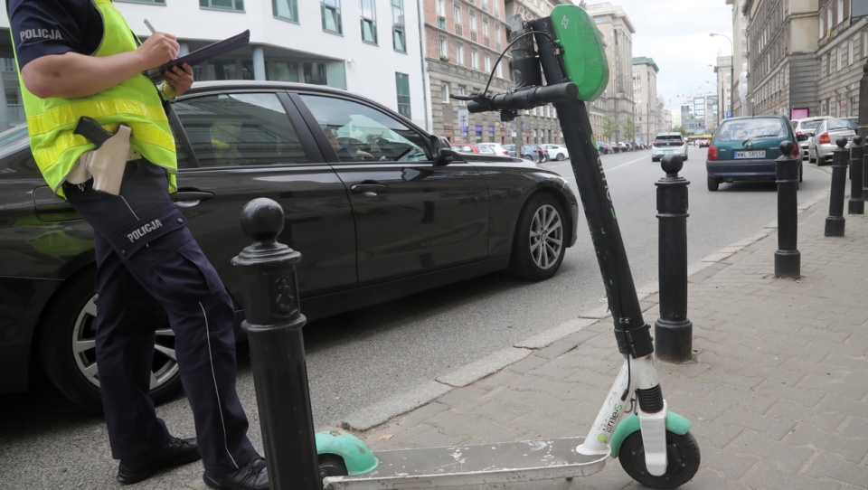 Ze wstępnych badań Komendy Głównej Policji wynika, że do końca maja bieżącego roku, kierujący hulajnogami elektrycznymi uczestniczyli w 132 wypadkach i 256 kolizjach. Zginęły dwie osoby, a 137 zostało rannych. W 49 przypadkach sprawcą zdarzenia był kierujący hulajnogą/PAP/Wojciech Olkuśnik