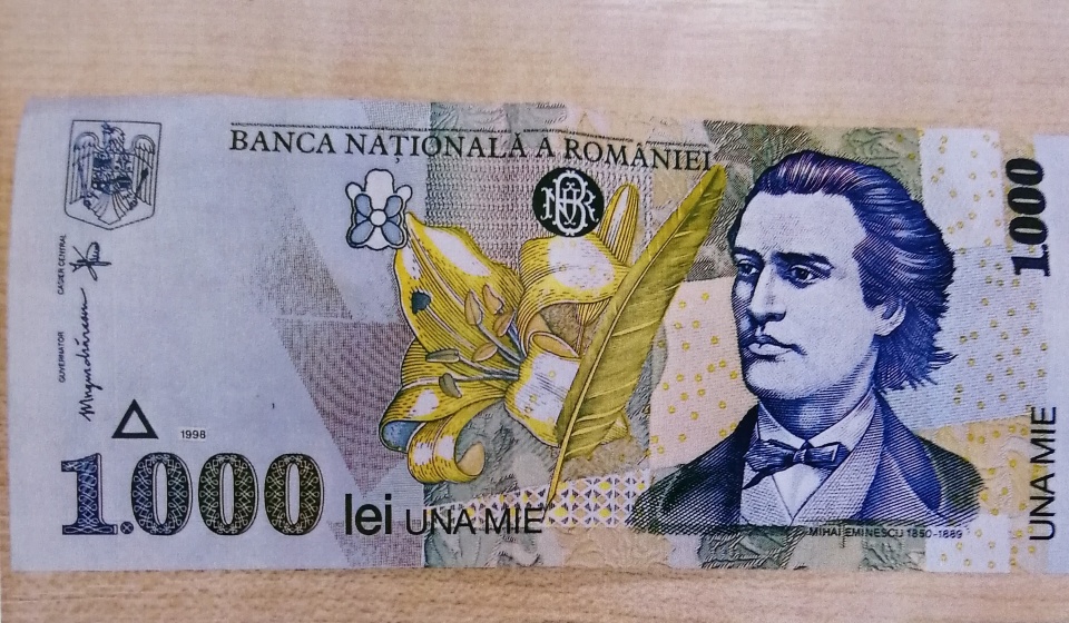 W zamian za 850 zł obcokrajowcy zaoferowali 2 banknoty rumuńskiej waluty o wartości ok. 2 tys. zł. Okazało się, że są to banknoty wycofane z obiegu.../fot. Policja