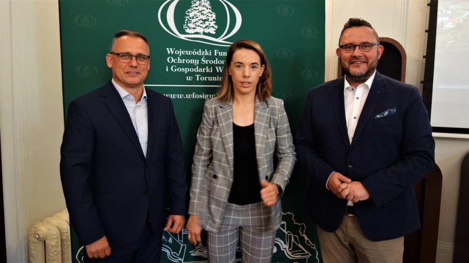 Od lewej: Ireneusz Stachowiak, prezes Wojewódzkiego Funduszu Ochrony Środowiska i Gospodarki Wodnej w Toruniu, Magdalena Fularczyk-Kozłowska, mistrzyni olimpijska w wioślarstwie i Hubert Malinowski, dziennikarz sportowy, prezenter TVP Bydgoszcz./fot. Michał Zaręba