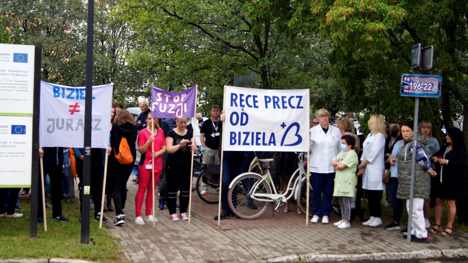 W poniedziałek (20 czerwca) część pracowników i związkowcy protestowali przed bydgoskim szpitalem imienia dr. Biziela./fot. Henryk Żyłkowski